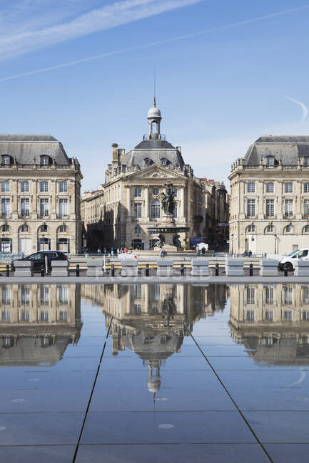 Франція, Жиронда, Бордо, Площа де ла Бурс відображають в басейні Мірор-де-Еу. — стокове фото