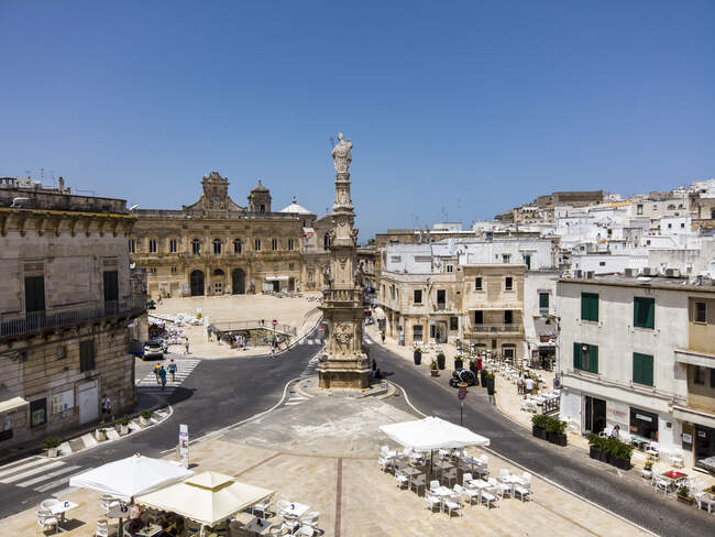 Italie, Province de Brindisi, Ostuni, Ciel clair sur la place de la ville et Spire de SantOronzo — Photo de stock