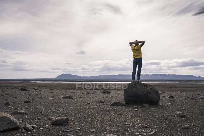 Uomo maturo in piedi su una roccia negli altopiani vulcanici dell'Islanda — Foto stock