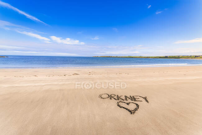 Scozia, Isole Orcadi, South Ronaldsay, Spiaggia vuota con il cuore disegnato sulla sabbia — Foto stock