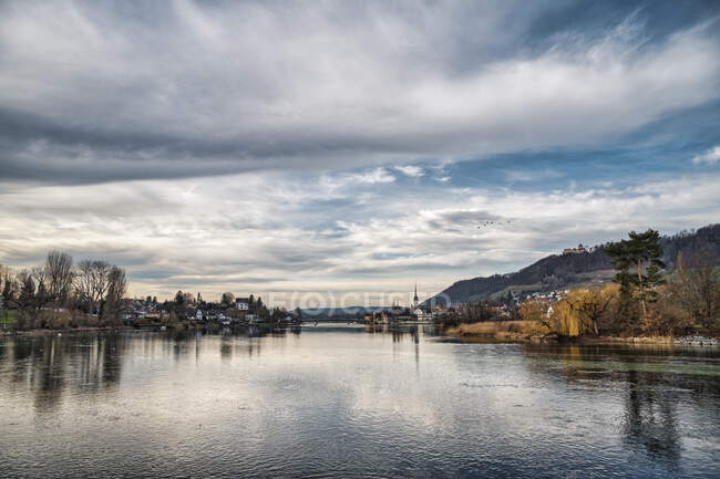 Швейцария, Кантон Тургау, Штайн-ам-Райн, Вид на реку Рейн и старый город — стоковое фото