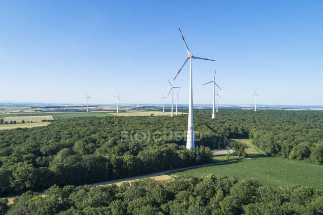 Германия, Бавария, Беспилотный вид на сельскую ветроэлектростанцию летом — стоковое фото