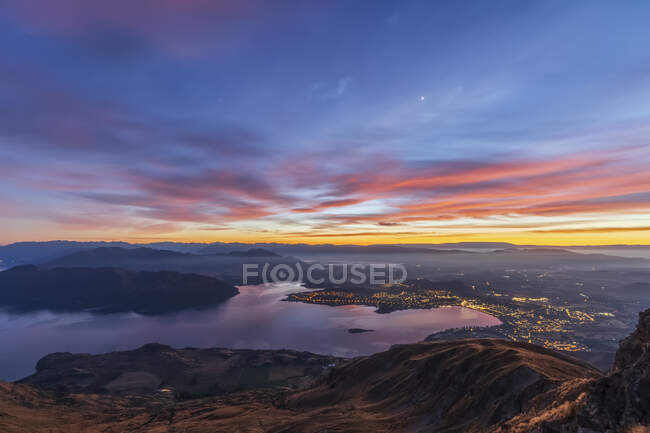 Lake Wanaka and Wanaka City during sunrise, view from Roys Peak, South Island, New Zealand — Stock Photo