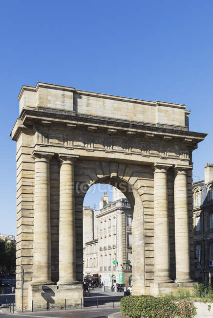 Francia, Gironda, Burdeos, Cielo despejado sobre Puerta de Borgoña - foto de stock