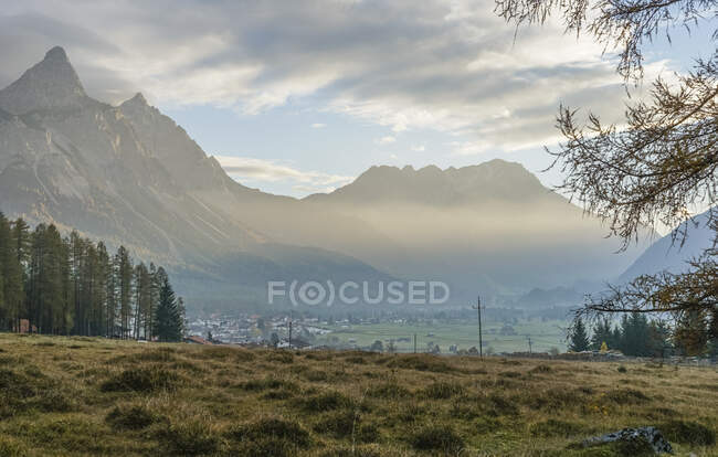 Autriche, Tyrol, Reutte, Vue panoramique de la ville au pied de Mieming Range au crépuscule — Photo de stock