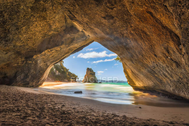 New Zealand, Underside of Cathedral Cove arch in Te Whanganui-A-Hei Marine Reserve with Te Hoho Rock in background — Stock Photo