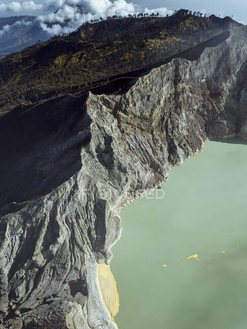 Indonésia, Java, Vista aérea do lago sulfúrico verde do vulcão Ijen — Fotografia de Stock