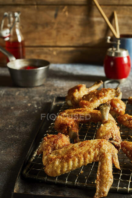Close-up de asas de frango grelhadas — Fotografia de Stock