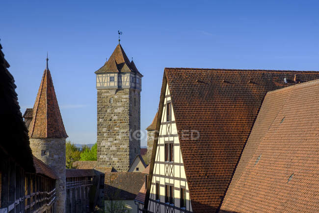 Tour de mairie au milieu de maisons contre un ciel bleu clair à Rothenburg, Allemagne — Photo de stock