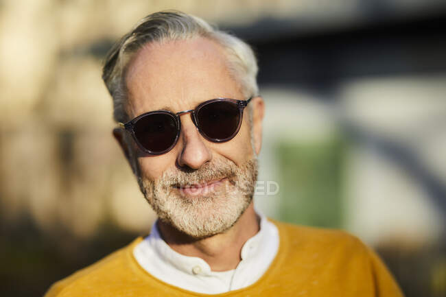 Retrato de homem maduro usando óculos de sol ao ar livre — Fotografia de Stock