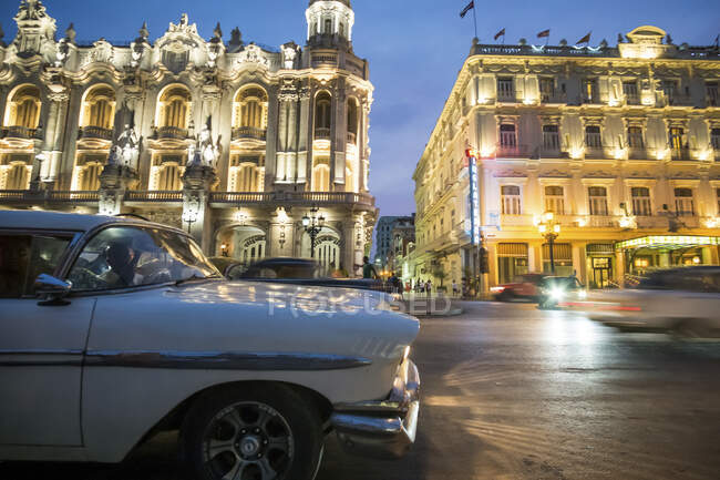 Carros antigos na rua à noite, Havana, Cuba — Fotografia de Stock
