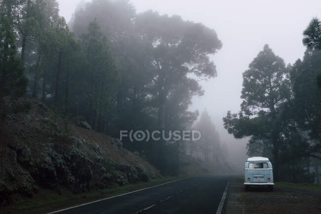 Spagna, Isole Canarie, Tenerife, Van parcheggiata in autostrada nebbiosa — Foto stock