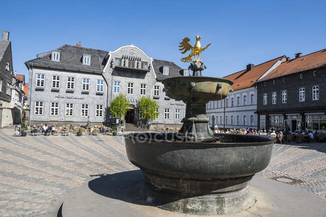 Alemanha, Baixa Saxônia, Goslar, Market square fountain in historical town — Fotografia de Stock