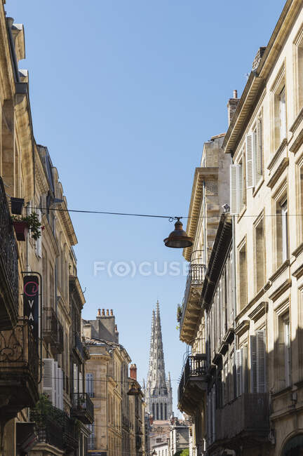 Francia, Gironda, Bordeaux, Edifici residenziali della città vecchia con la Cattedrale di Bordeaux sullo sfondo — Foto stock
