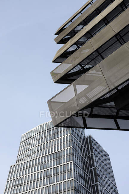 Edificio de oficinas moderno y universitario en Hafencity, Hamburgo, Alemania - foto de stock