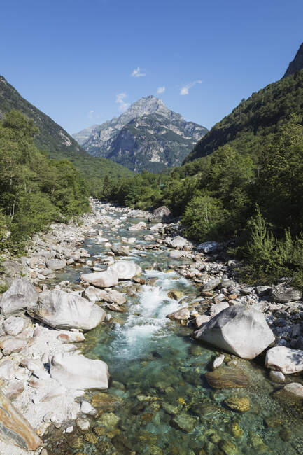 Steine und Felsen im klaren türkisfarbenen Wasser des Verzasca Flusses, Verzasca Tal, Tessin, Schweiz — Stockfoto