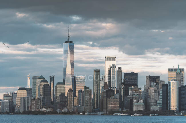 США, Нью - Йорк, Манхеттенський скайлайн з Всесвітнім торговим центром — стокове фото