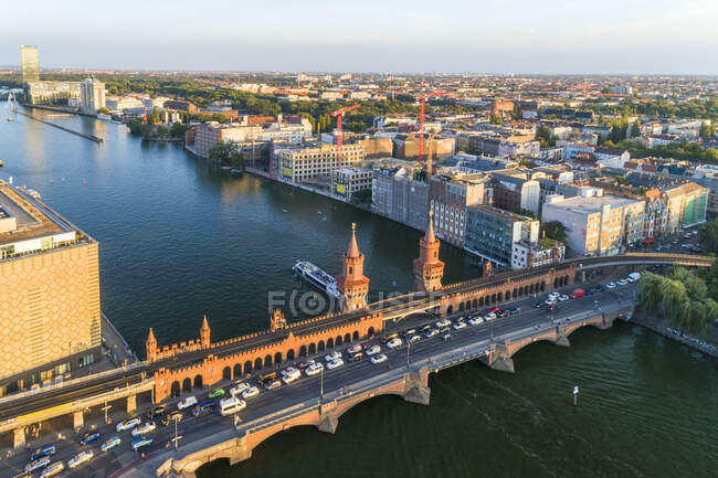 Vue en angle élevé du pont Oberbaumbruecke sur la rivière contre le ciel — Photo de stock