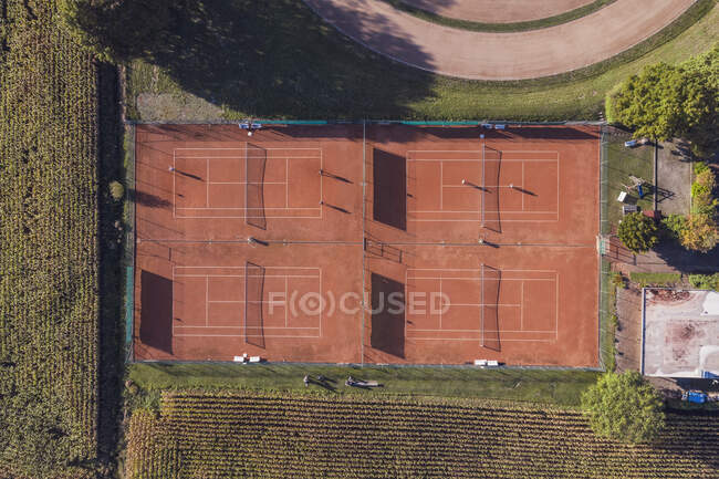 Alemania, Baden-Wurttemberg, Friburgo de Brisgovia, Vista aérea de pistas de tenis vacías - foto de stock