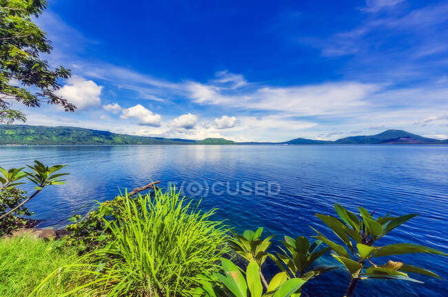 Papua-Nova Guiné, Província de East New Britain, Rabaul, costa da ilha de New Britain no dia ensolarado — Fotografia de Stock