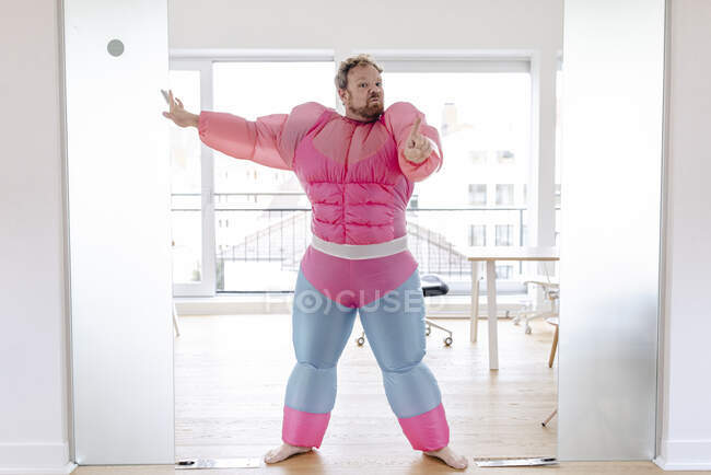Videur dans le bureau portant le costume rose bodybuilder — Photo de stock