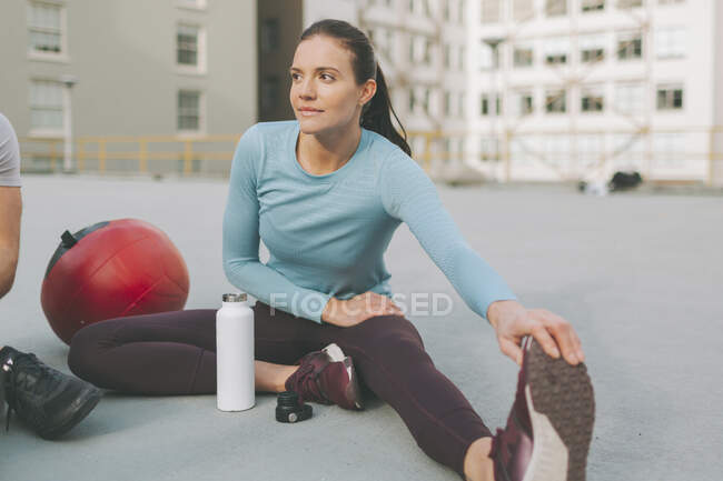 Woman stretching in the city, Vancouver, Canada — Stock Photo