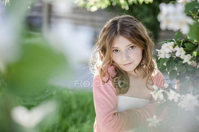 Portrait de fille dans le jardin — Photo de stock