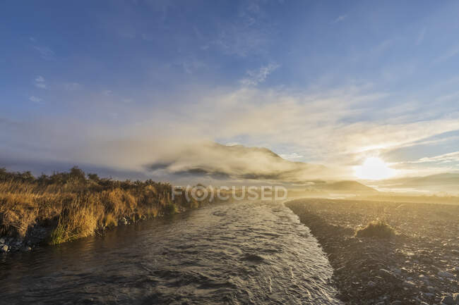 Nouvelle-Zélande, district Grey, Inchbonnie, lever du soleil sur la rivière Waimakariri dans le parc national du col Arthurs — Photo de stock