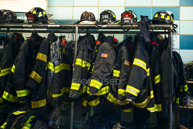 Пожежна уніформа та шоломи на пожежній станції (Нью - Йорк, Сполучені Штати Америки). — стокове фото