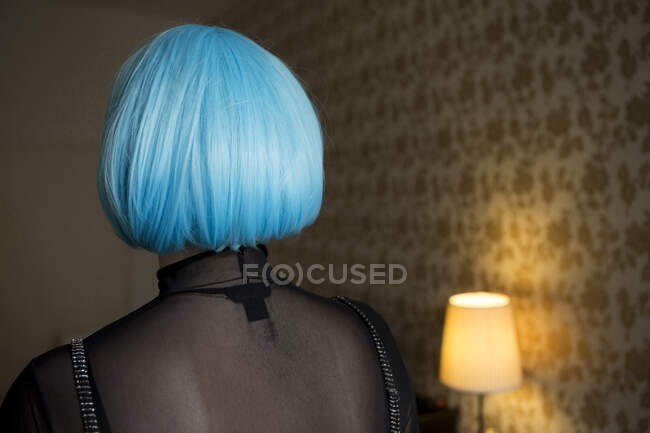 Giovane donna che indossa parrucca blu — Foto stock