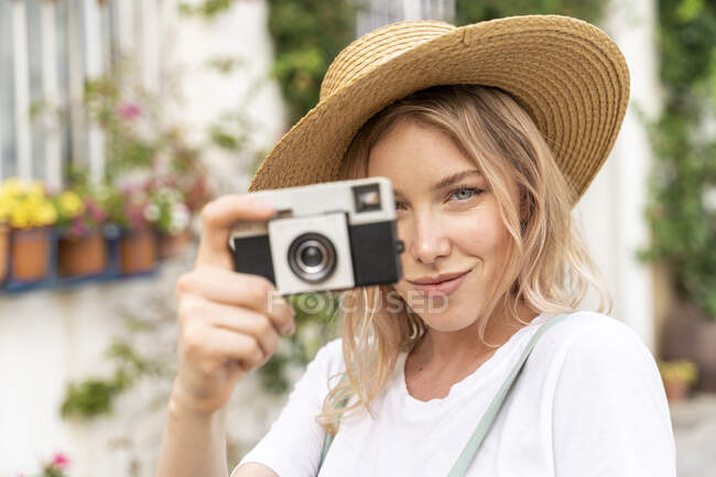 Portrait de jeune femme souriante avec caméra — Photo de stock