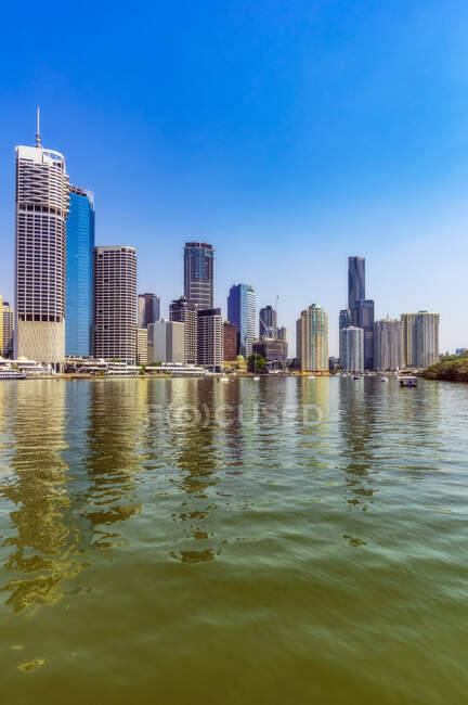 Australia, Brisbane, City skyline across Brisbane river — Stock Photo