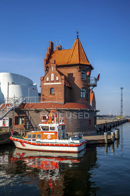 Alemania, Mecklemburgo-Pomerania Occidental, Stralsund, Edificio antiguo y barco en puerto - foto de stock