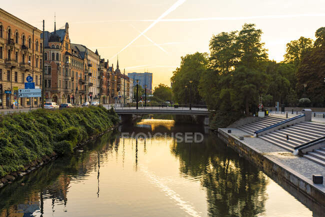 Houses by Sodra Forstadskanalen in city during sunset — Stock Photo
