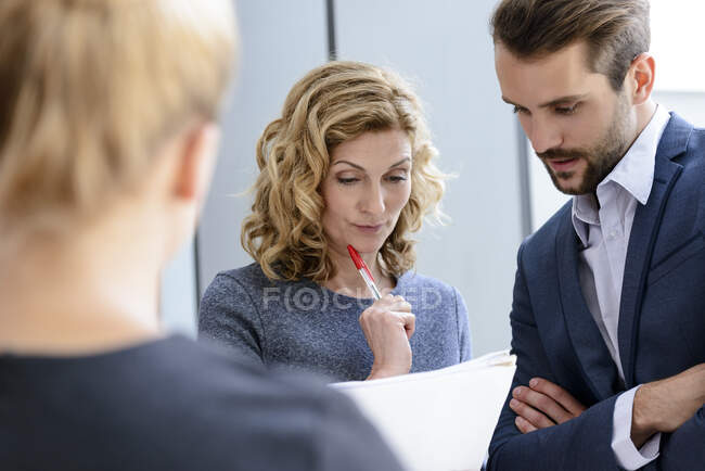 Старша бізнес-леді розмовляє з колегами на діловій зустрічі — стокове фото
