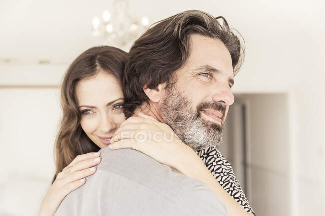 Порта усміхненої пари обіймає — стокове фото