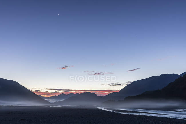 Новая Зеландия, Уаимакарири на туманном рассвете — стоковое фото
