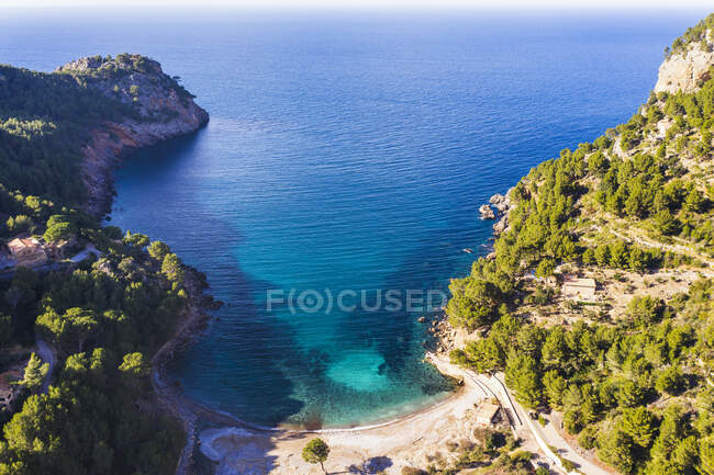 Spagna, Isole Baleari, Drone vista della baia di Cala Tuent in estate — Foto stock