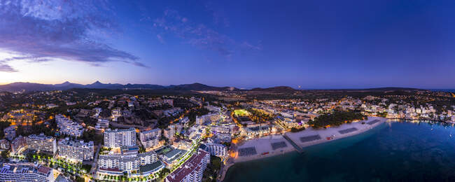 Espanha, Ilhas Baleares, Maiorca, região de Calvia, vista aérea sobre a Costa de la Calma e Santa Ponca com hotéis e praias ao pôr do sol — Fotografia de Stock