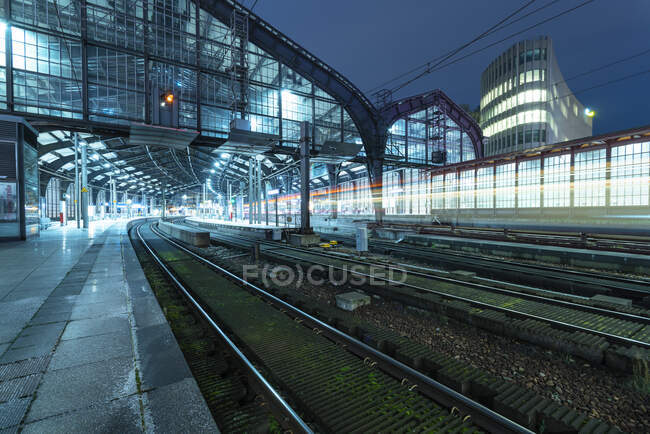 Friedrichstrasse Estação ferroviária à noite, Berlim, Alemanha — Fotografia de Stock
