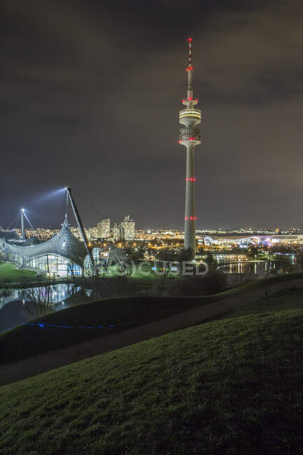Olympiaturm gegen den Himmel in München, Bayern, Deutschland — Stockfoto
