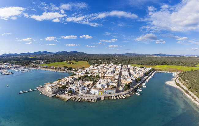 Espagne, Îles Baléares, Portocolom, Vue par drone de la ville côtière en été — Photo de stock
