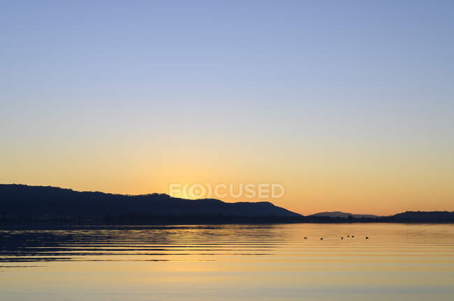Alemanha, Baden-Wurttemberg, Céu claro sobre o Lago Constança ao pôr-do-sol — Fotografia de Stock