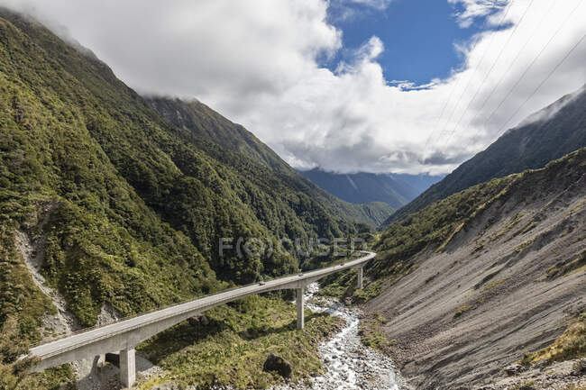 Neuseeland, Selwyn District, Arthurs Pass, Otira Viadukt, das sich durch bewaldetes Tal erstreckt — Stockfoto