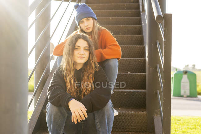 Ritratto di due ragazze adolescenti sedute sulle scale all'aperto — Foto stock