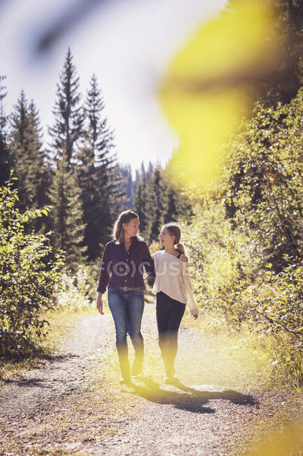 Madre escursioni con figlia in montagna — Foto stock