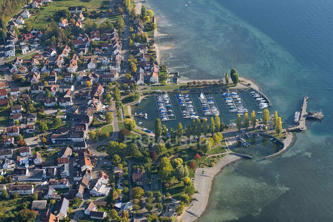 Alemanha, Baden-Wurttemberg, Vista aérea da cidade e marina no lago Constance — Fotografia de Stock