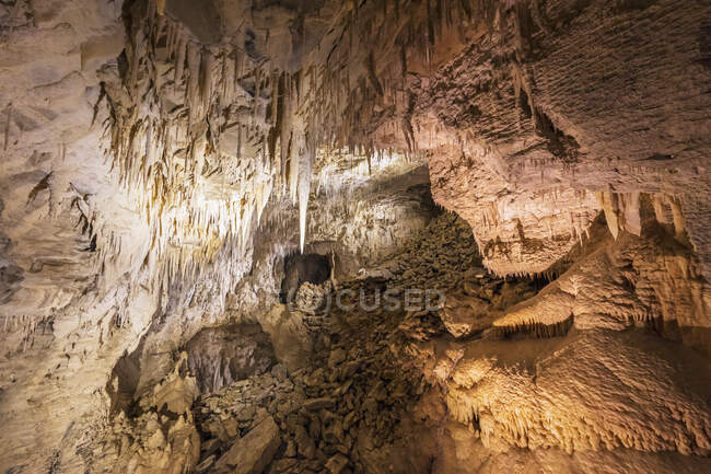 Nuova Zelanda, Oceania, Isola del Nord, Grotte di Waitomo, Grotte di Ruakuri, Stalattiti e formazioni calcaree in grotta — Foto stock