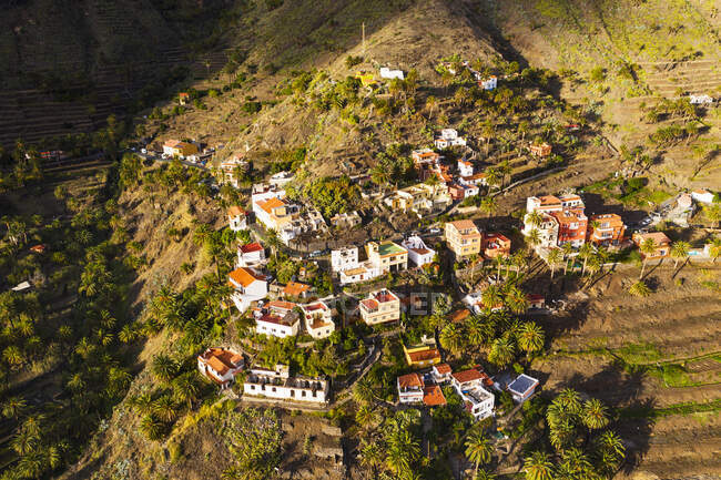 Spain, Canary Islands, La Gomera, Valle Gran Rey, Lomo del Balo, Aerial view of town in mountain landscape — Stock Photo