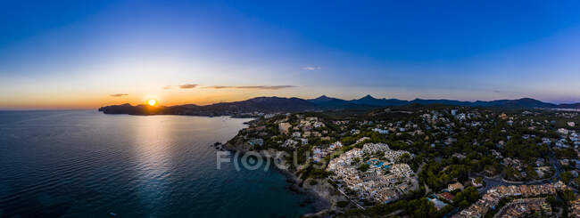 Espanha, Maiorca, Santa Ponsa, Panorama aéreo da cidade costeira ao pôr do sol — Fotografia de Stock
